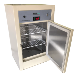Estufa de cultivo Donelab Dl-723 con medidas internas de 30x40x30 cm, termostato electrónico, termómetro digital, estructura exterior de pintura Epoxi y puerta doble con puerta interior de acrílico. Ideal para el cultivo de diferentes tipos de muestras gracias a su precisión en la temperatura y bandejas porta elementos y estantes regulables.